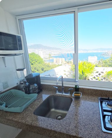 Equipped kitchen with a view of the bay